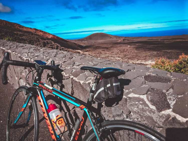 Rannrad lehnt gegen eine Mauer auf Lanzarote