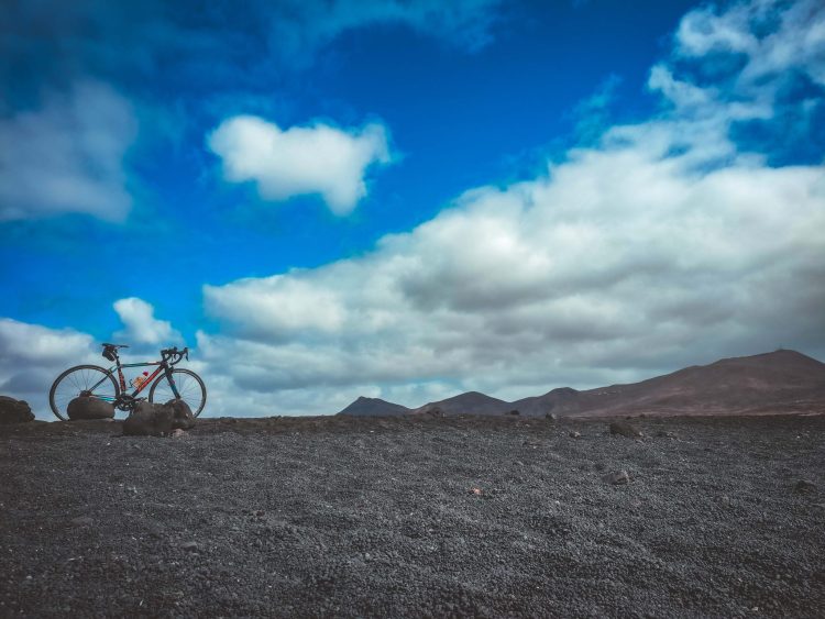 Rennrad am Strand auf Lanzarote