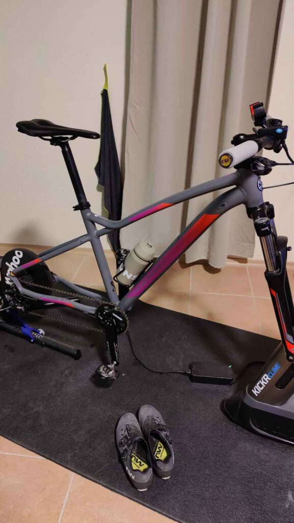 Fahrrad auf einem Wahoo Rollentrainer.