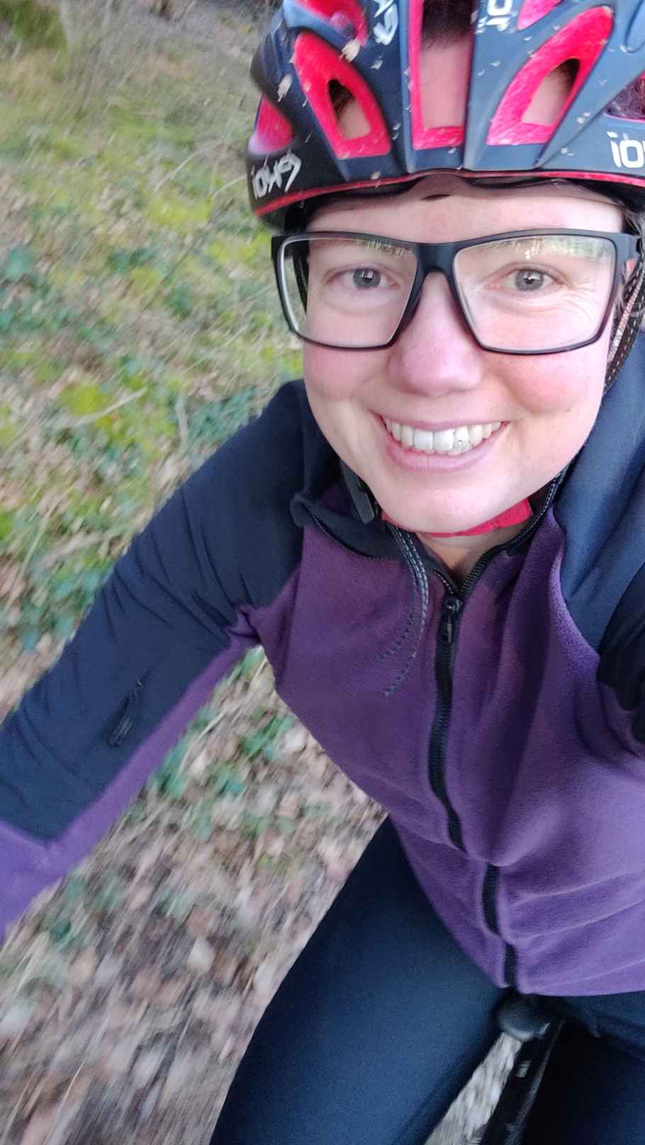 Lisa auf dem Mountainbike lächelt in die Kamera.