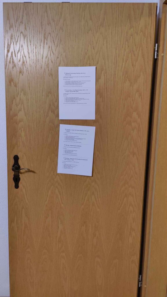 Trainingplan klebt an der tür.